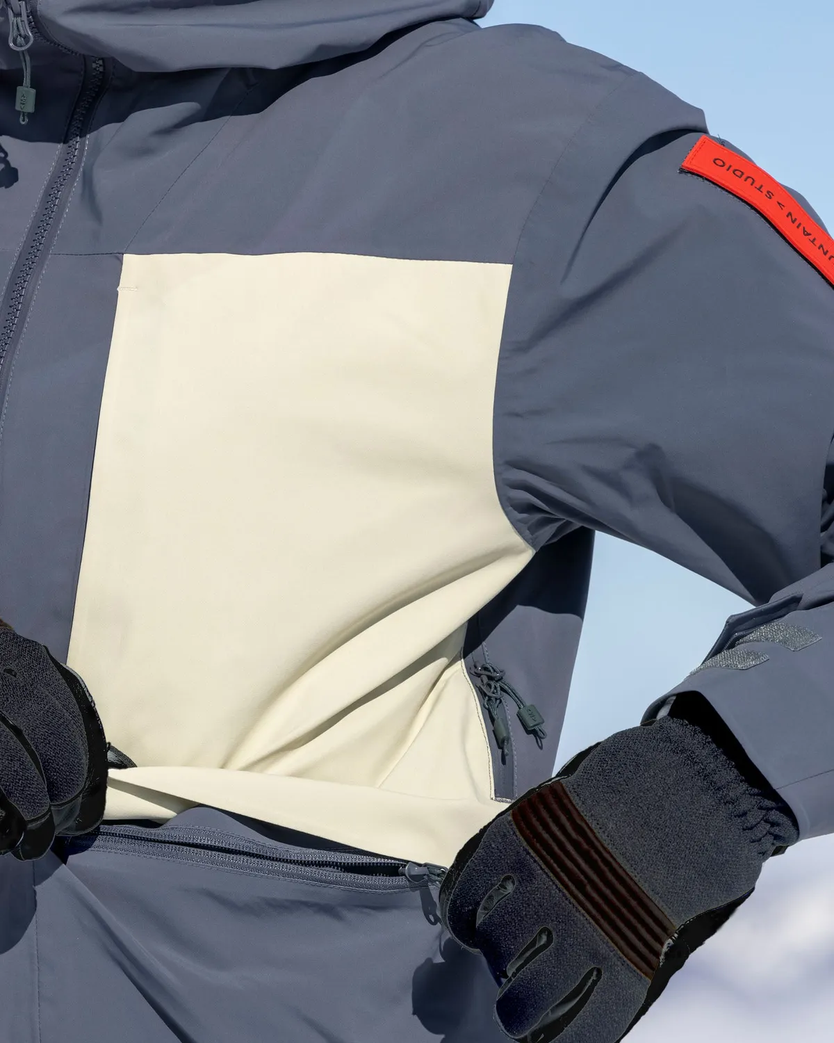 The Mountain Studio Z-5 3L Hybrid Shell skijakke Sky Captain isolert