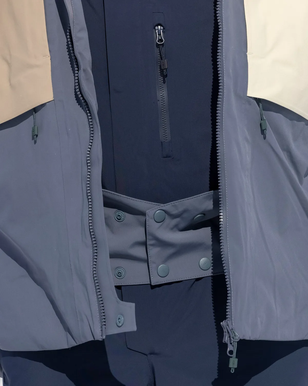 The Mountain Studio Z-5 3L Hybrid Shell skijakke Sky Captain isolert