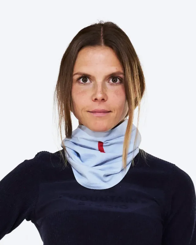 The Mountain Studio W-21 halsvarmer Ice Water merino