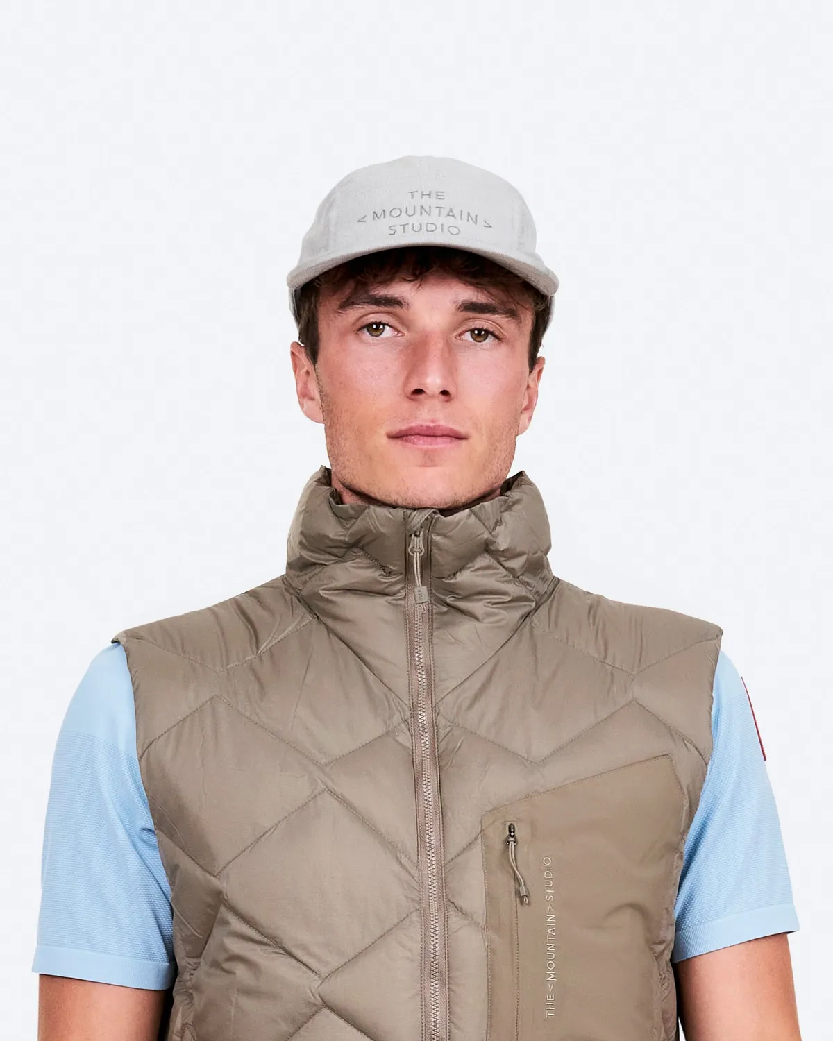 The Mountain Studio C-18 caps Feather Gray cordfløyel