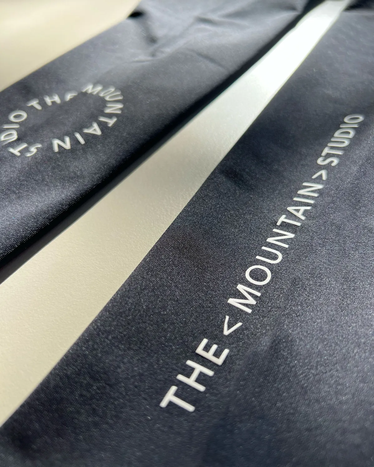 The Mountain Studio W-18 leggvarmere Black Onyx sykkel