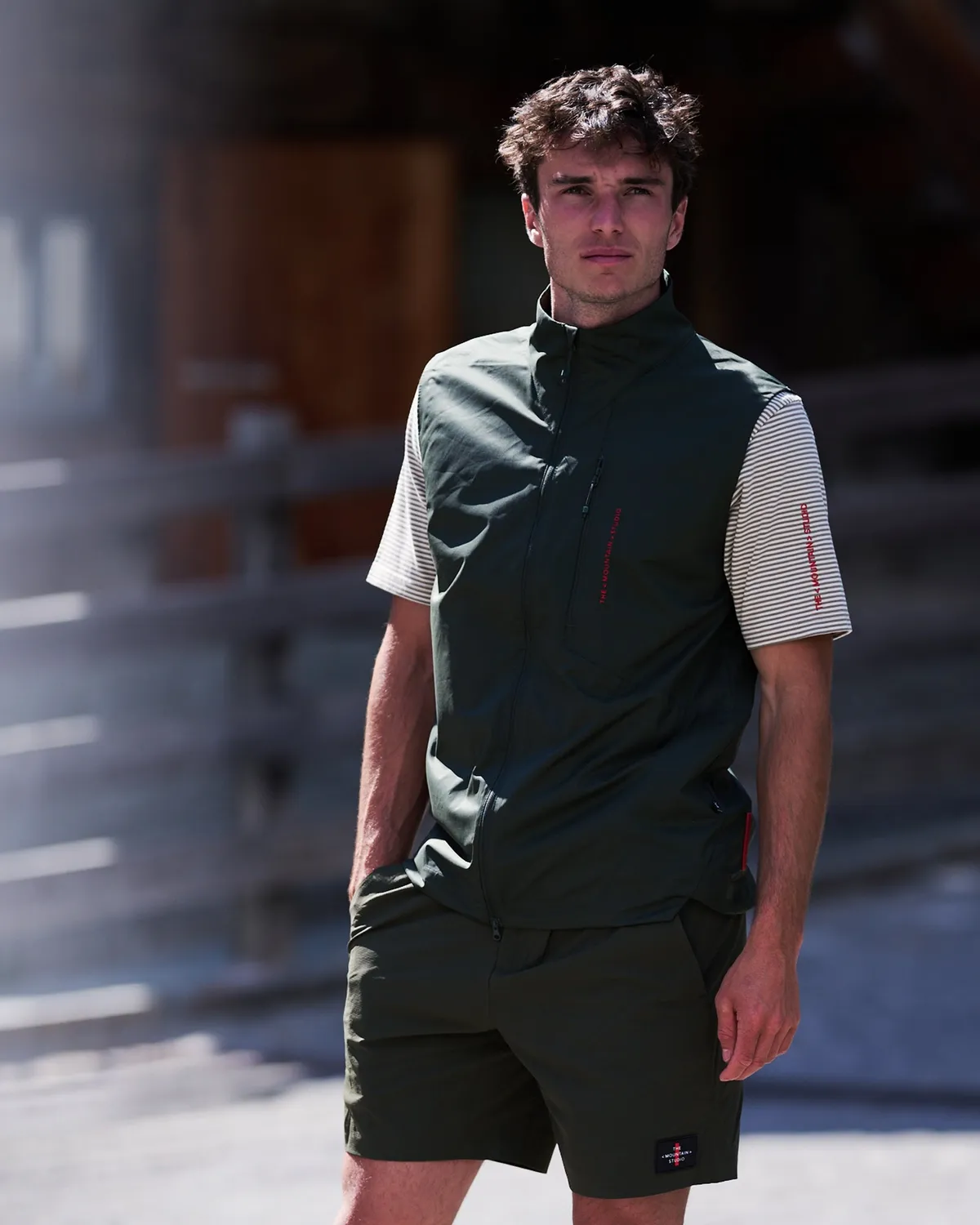 The Mountain Studio V-8 Pertex vindvest Sky Captain lett