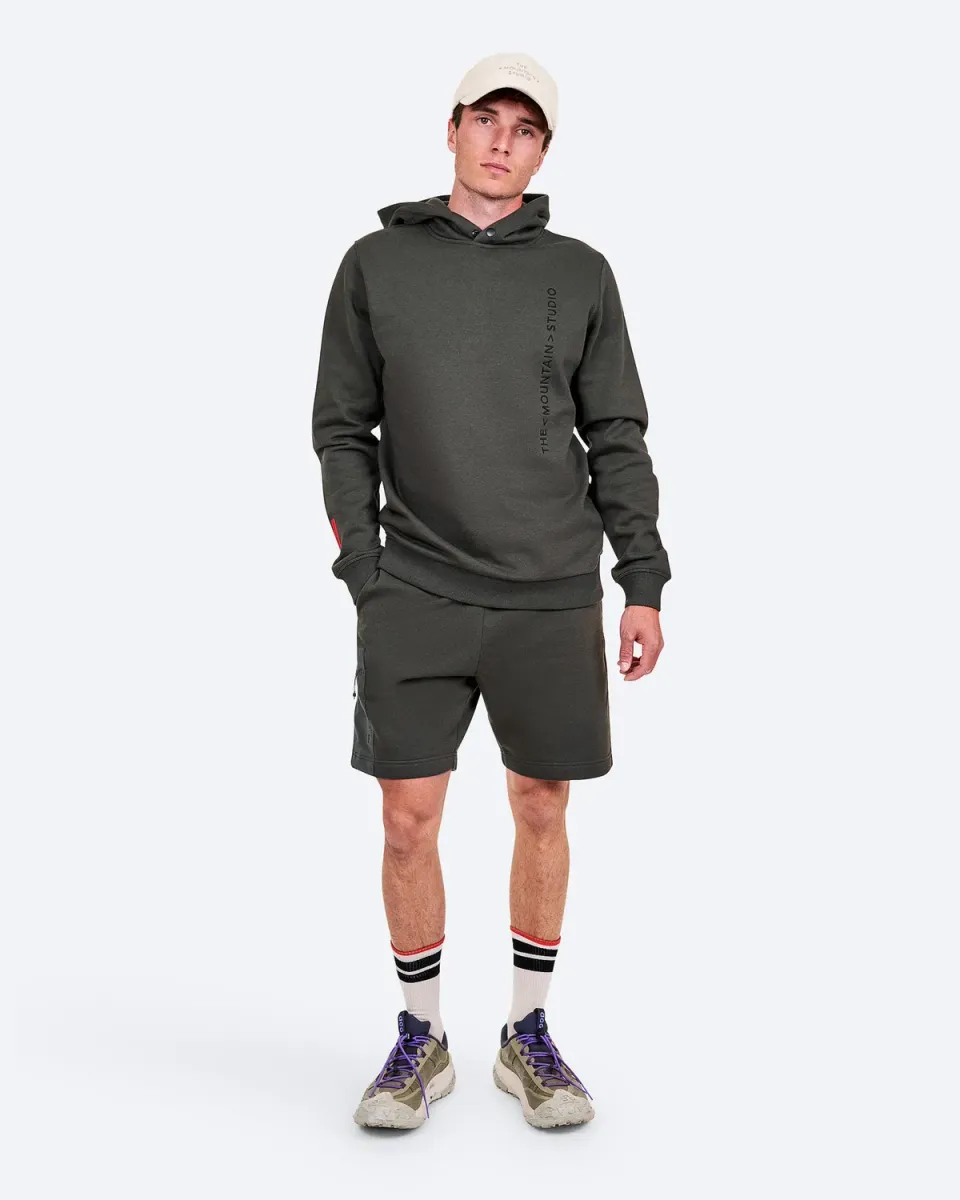 The Mountain Studio L-6 shorts Peat økologisk bomull